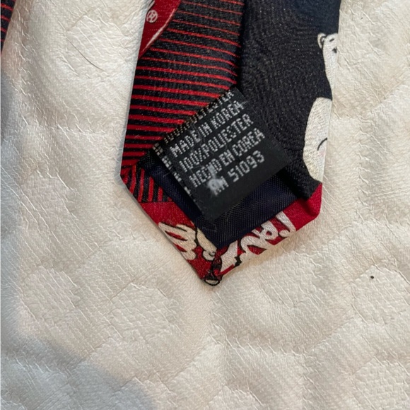 Coca-Cola Tie Polar Bear Classic Glass Bottle Tops Collectible - Picture 3 of 4